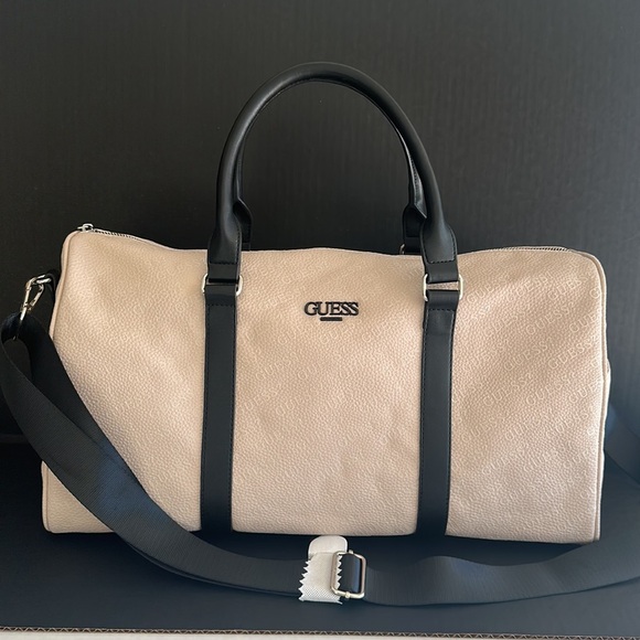 New GUESS Logo Travel/Duffle Bag - Picture 1 of 5